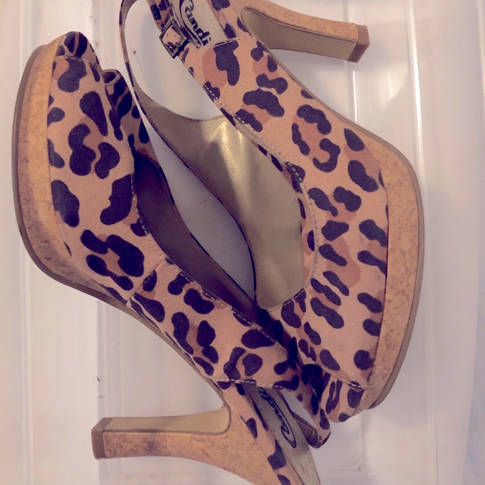 Candie’s leopard sling back pump